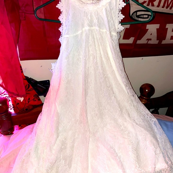 Super cute Lacey no sleeve top.. - Picture 2 of 3